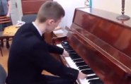 Elleri olmayan çocuktan muhteşem piyano resitali