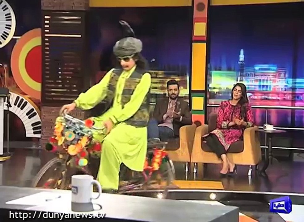 Chattakh Pattakh Gullay speaks Pashto with Sanam Saeed