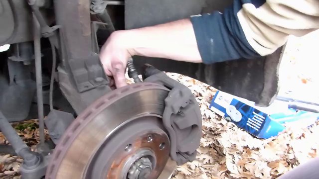 Peugeot 206 1.6i et 2.0 hdi : Comment changer les freins avant