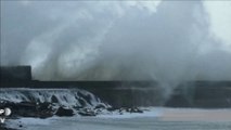 Intempéries: vents violents et vagues déferlent sur la Manche