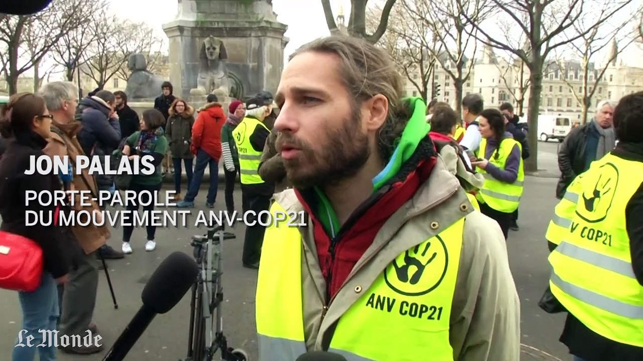 Les "faucheurs de chaises" manifestent contre l'évasion fiscale