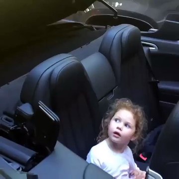 Faire peur à son enfant avec une voiture cabriolet