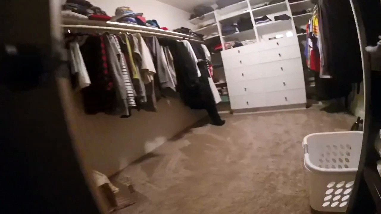 Il cache une go pro sur son fils durant un cache cache