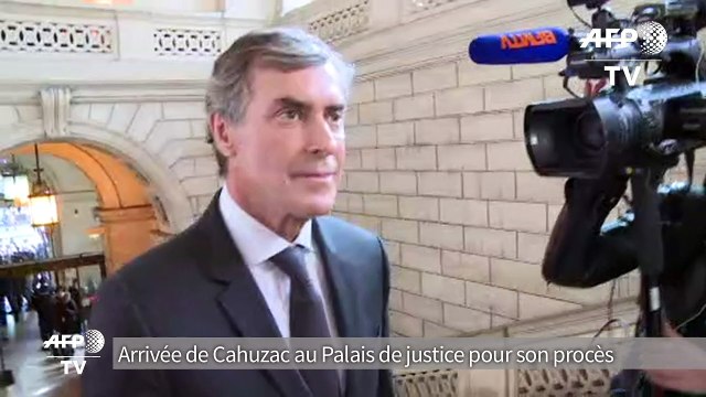 L'arrivée mouvementée de Jérôme Cahuzac à l'ouverture de son procès