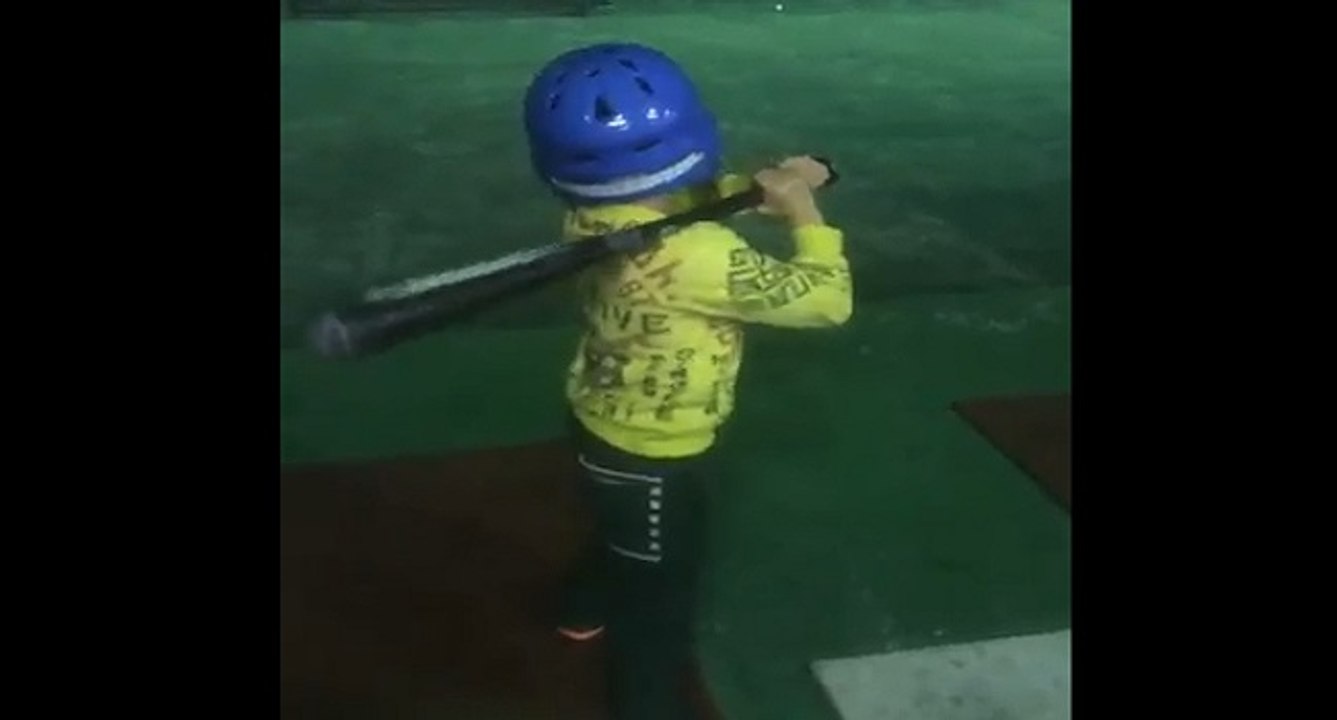Le joli coup au baseball d'un enfant japonais