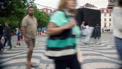 The Dancing Traffic Light Manikin by smart