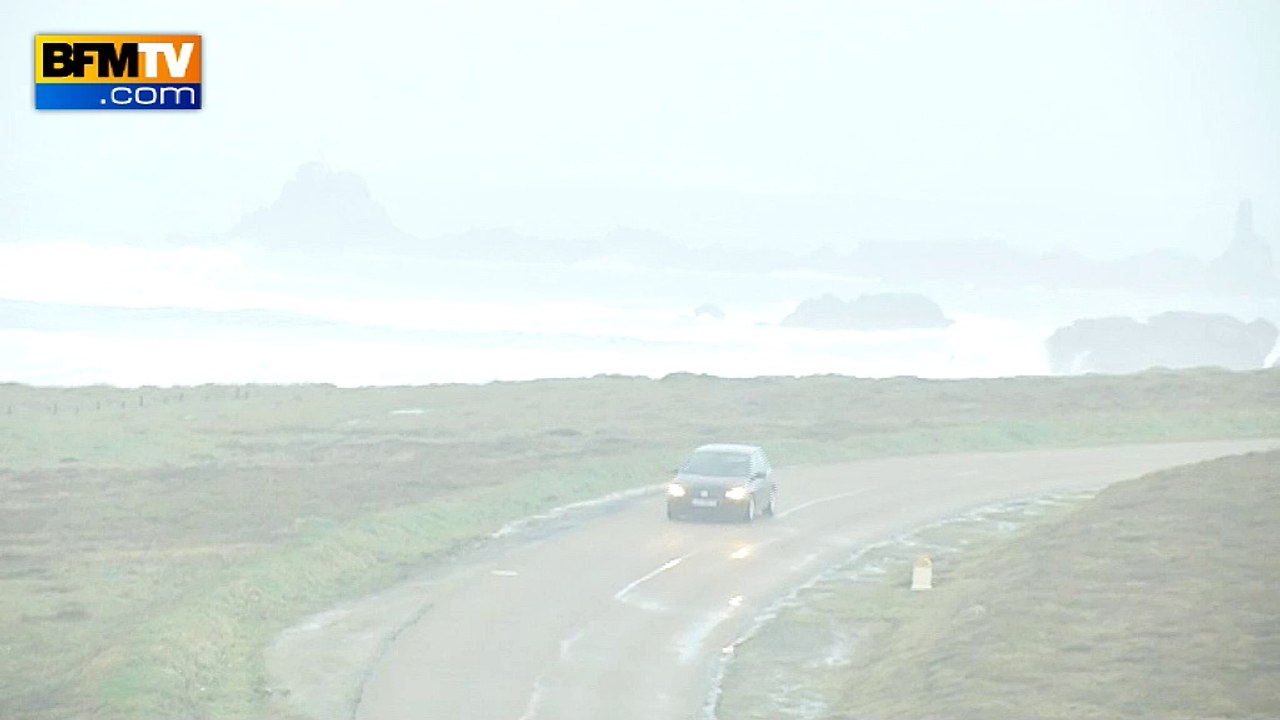 Rafales de vent: les vagues se fracassent sur les côtes à Landunwez dans le Finistère