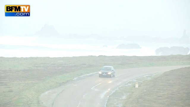 Rafales de vent: les vagues se fracassent sur les côtes à Landunwez dans le Finistère