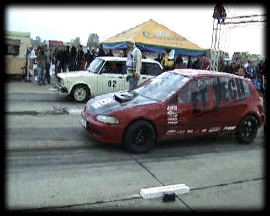 Honda Civic VTI Vs. Lada 2104 Drag Race