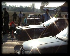 Video herunterladen: Audi 80 Coupe Quattro Turbo Vs. VW Golf III TDI Drag Race