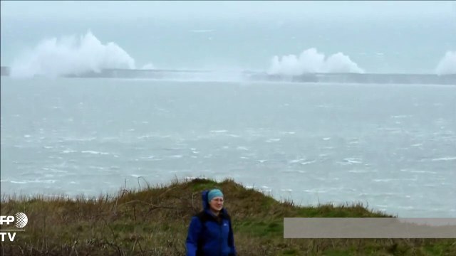 Intempéries: vents violents et vagues déferlent sur la Manche