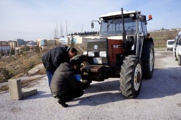 Radar Cezasına Kızan Genç Sürücü Traktörle 250 Bin Liralık Radarı Ezdi