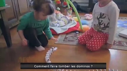 Забавные детишки играют с домино