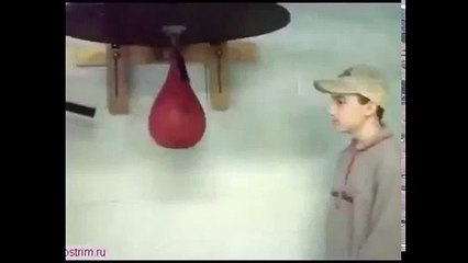 Из этого парня боксер не получится, ржачное видео