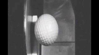 Мяч для гольфа при ударе, замедленная съемка