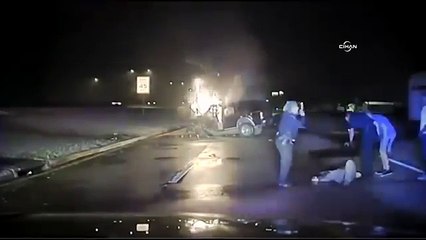 Yanan araçtan sürücüyü çıkaran polisler kahraman oldu