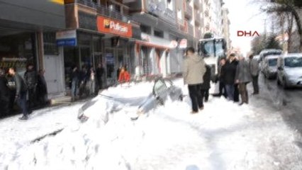 Tatvan'da Çatıdan Düşen Kar Nedeniyle Bir Kişi Öldü