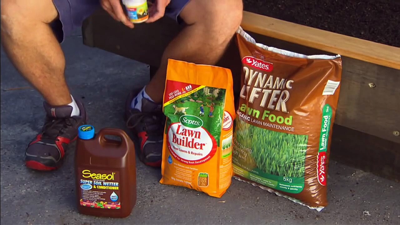 Il installe un lit géant dans sa cour, mais admirez ce qu'il utilise en guise de matelas!