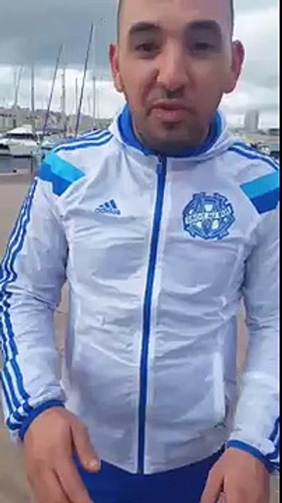 Un Marseillais pousse un supporter du PSG dans le vieux port