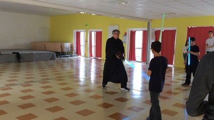 Des jeunes de Guingamp s'initient au sabre laser