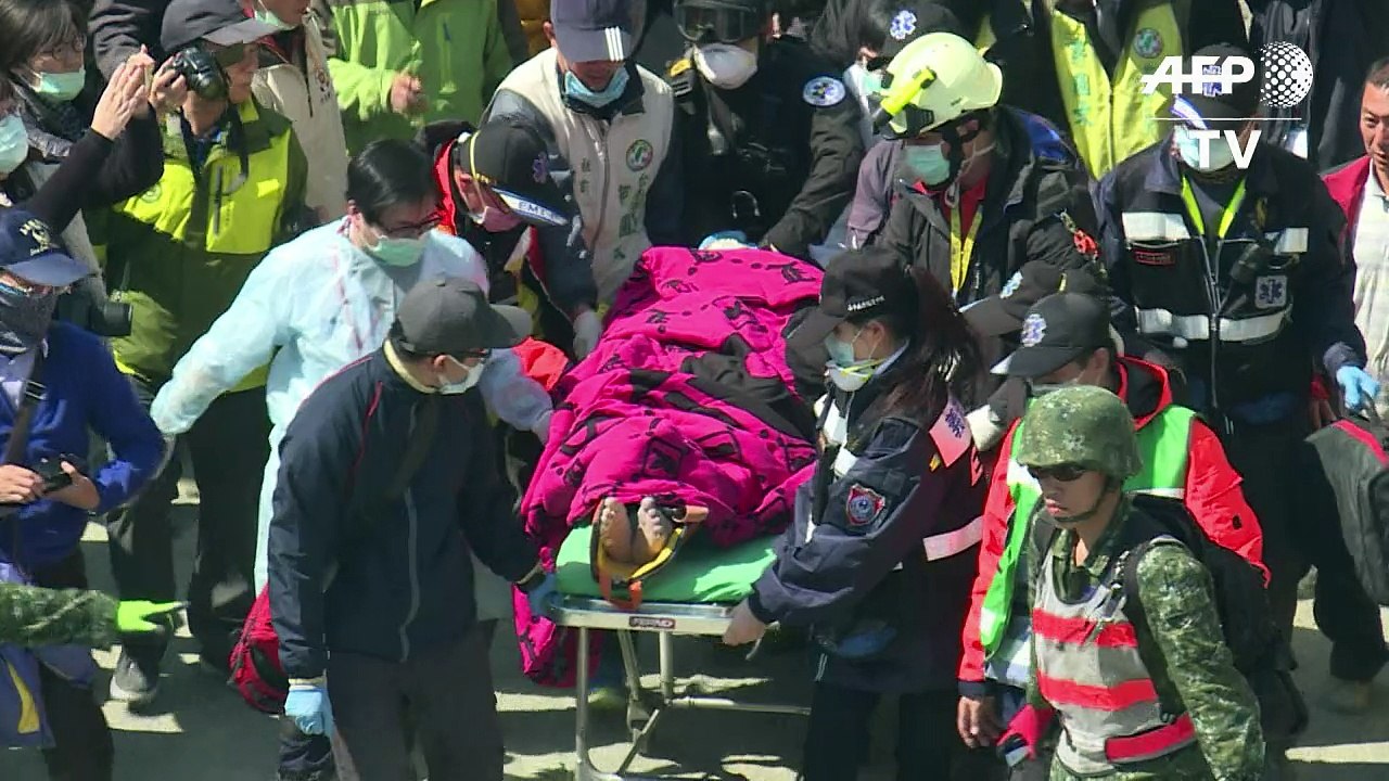 Sobreviventes são resgatados após terremoto em Taiwan