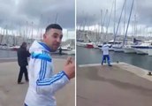 Un supporter marseillais pousse un parisien dans le vieux port