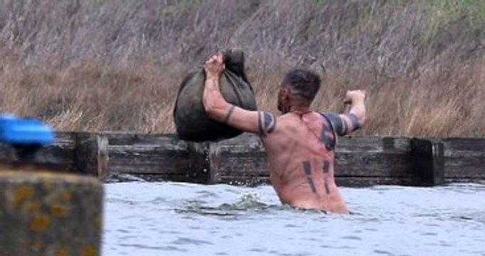 Tom Hardy, Yeni Dizisi İçin Buz Gibi Suda Çıplak Yüzdü