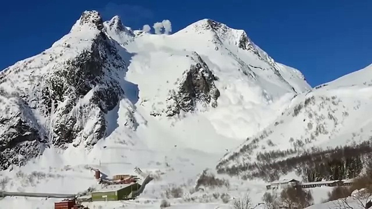 Сход снежной лавины