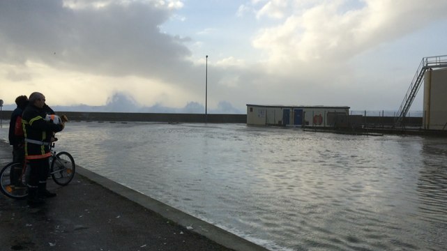 Laminées par les vagues, les cuves bougent