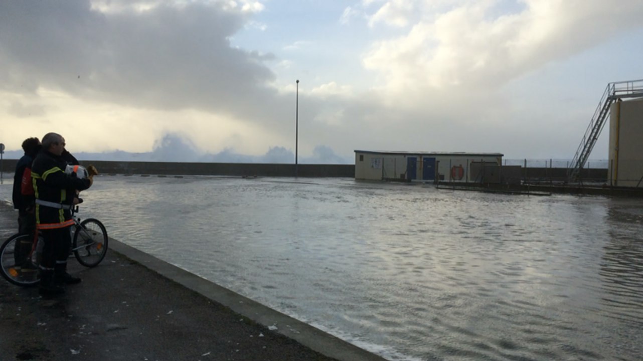 Laminées par les vagues, les cuves bougent