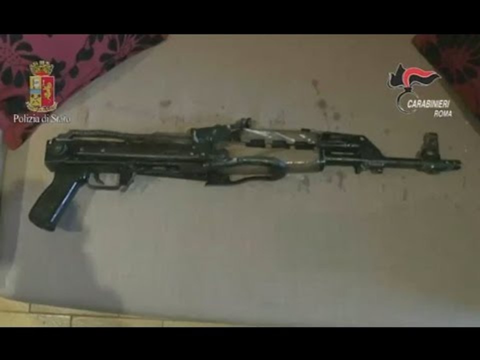 Roma - Blitz in appartamento "bunker" a Tor Bella Monaca (08.02.16)