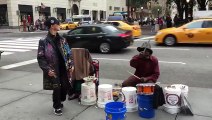 Un danseur hip hop aide un batteur de rue (New York)