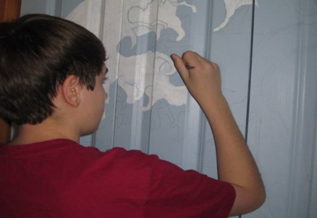 Sta se sve moze sa samo malo boje i maste. Ovaj djecak je preuredio svoj orman uz samo malo kreativnosti