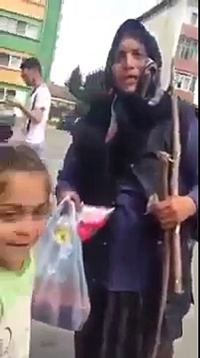 ASCULTATI CE VOCE POATE AVEA ACEASTA FEMEIE AMARATA SI NECAJITA