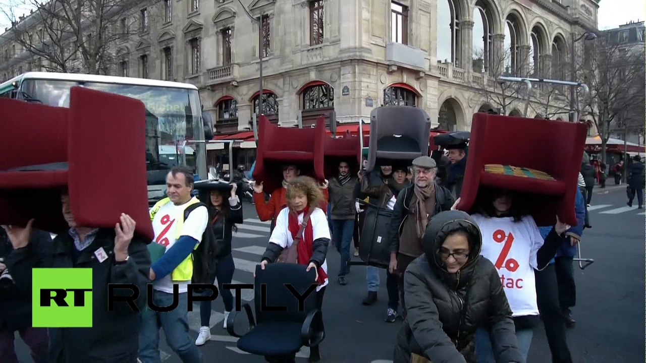 Manifestation symbolique des «faucheurs de chaises» contre l'évasion fiscale
