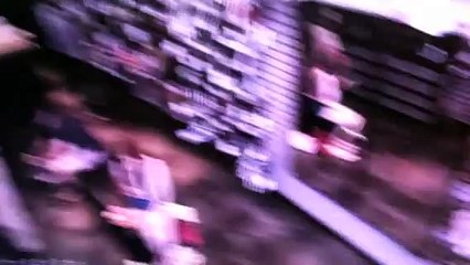 La caméra de ce magasin a filmé quelque chose qu'elle n'aurait jamais dû filmer ! FLIPPANT !