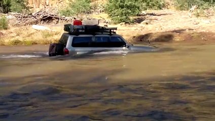 Il tente la traversée d'une rivière à fort courant et sa voiture se fait emporter !