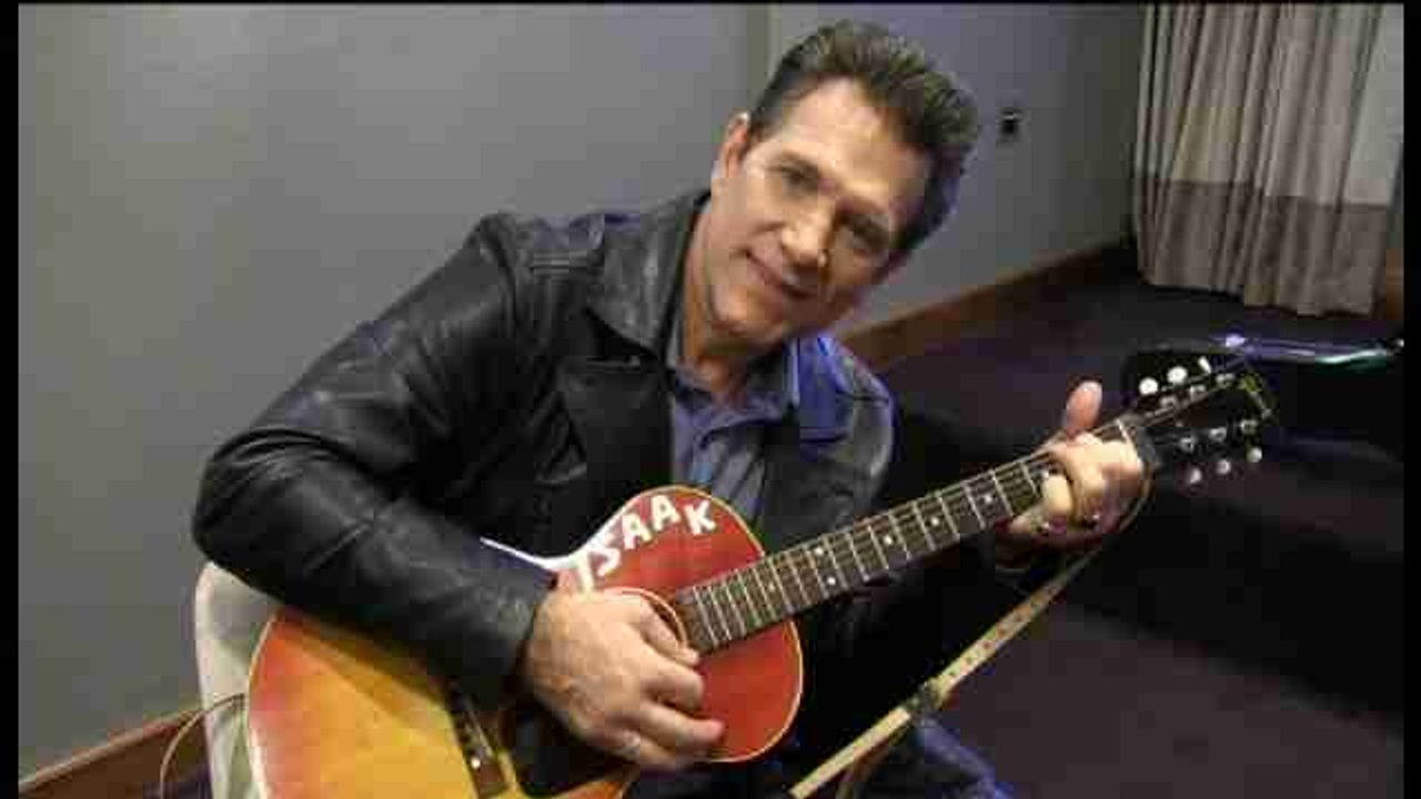 Chris Isaak: Lo más importante sobre lo que escribo es el amor
