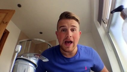 Ce type est furieux ! Son pote lui a remplacé son gel par de la super glue !