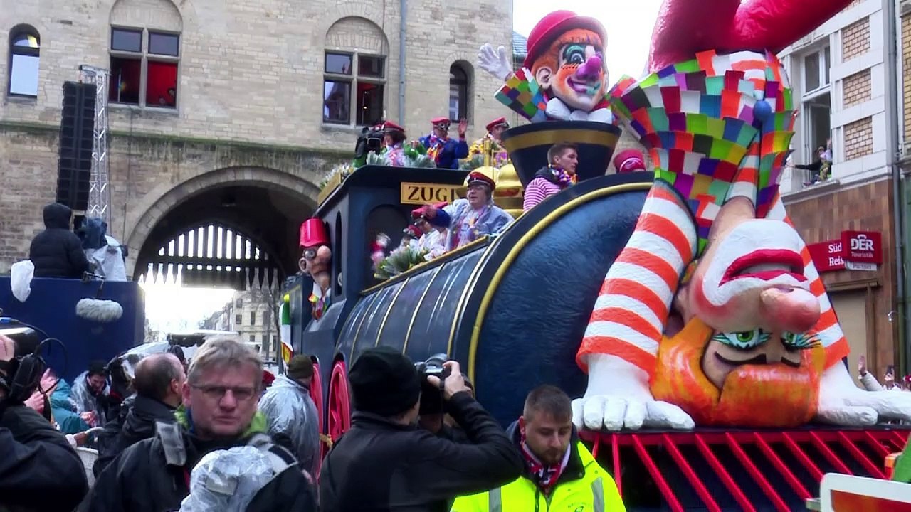 Cologne braves poor weather to stage Rose Monday parade