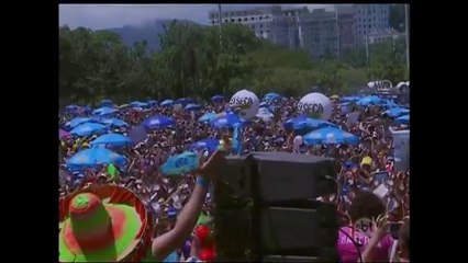 Blocos de rua agitam foliões ao som de Beatles e Mamonas Assassinas