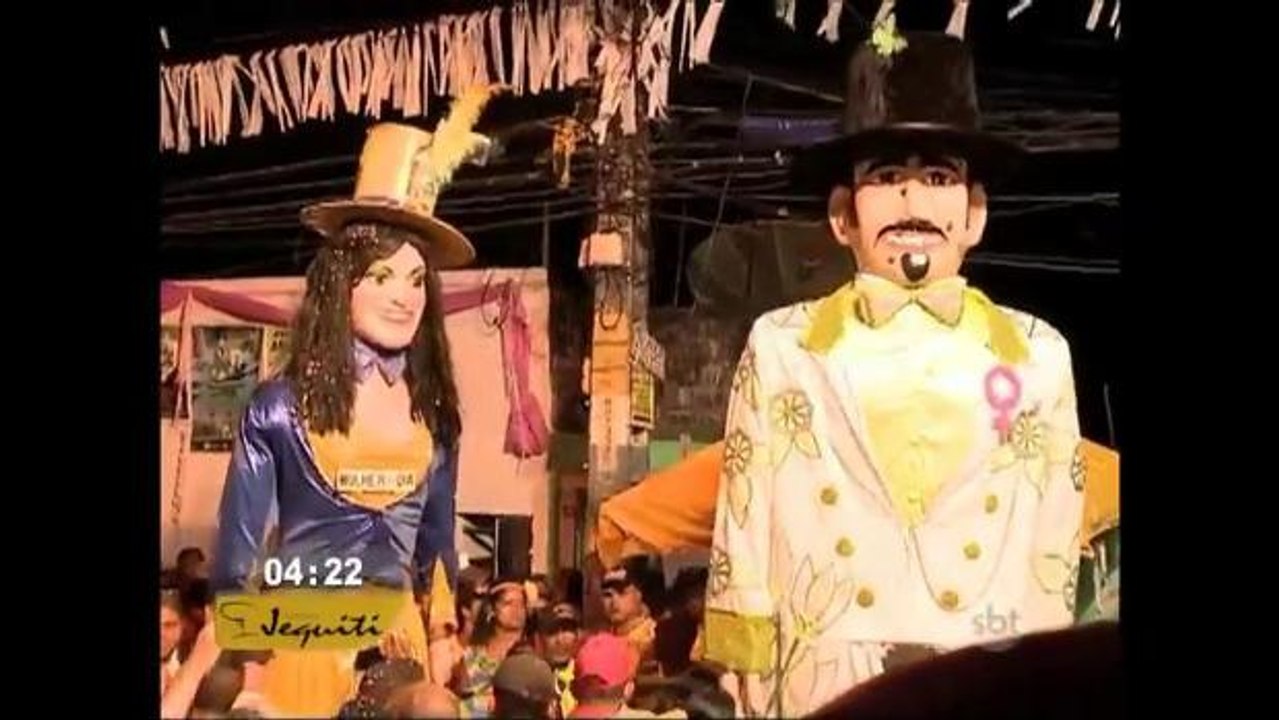 Calunga arrasta uma multidão de foliões pelas ruas de Olinda