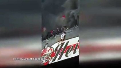 جماهير نادي اجاكس تشنق محب لفاينورد داخل الملعب على الهواء مباشرة