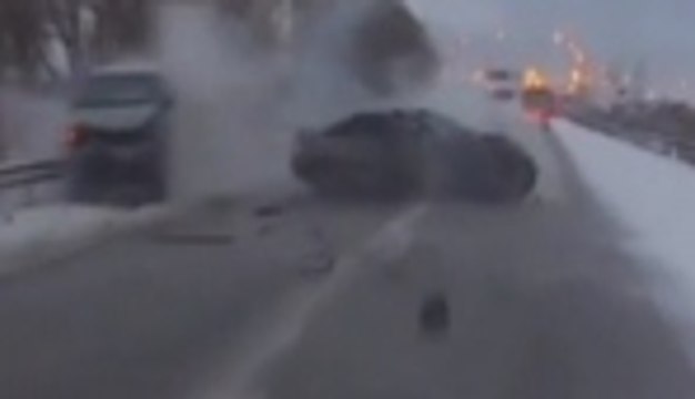 Kaygan yolda feci çarpışma!