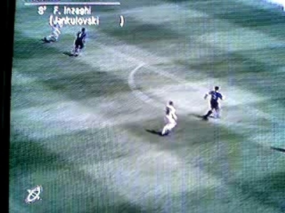 Frappe enroulée de inzaghi pleine lucarne