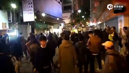 现场：香港旺角数百名暴徒袭警 当街焚烧物品
