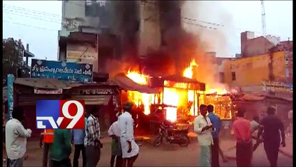 Скачать видео: Fire accident in Prakasam as Gas cylinder leaks in hotel