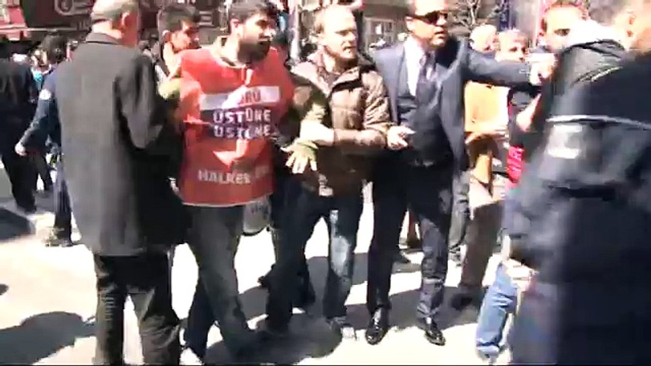 Polis, üst geçitte sıkıştırdığı gruba sert müdahale etti