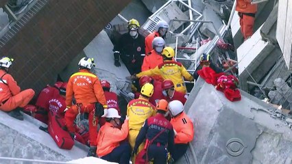 Скачать видео: 17 dead, hundreds missing after Taiwan earthquake