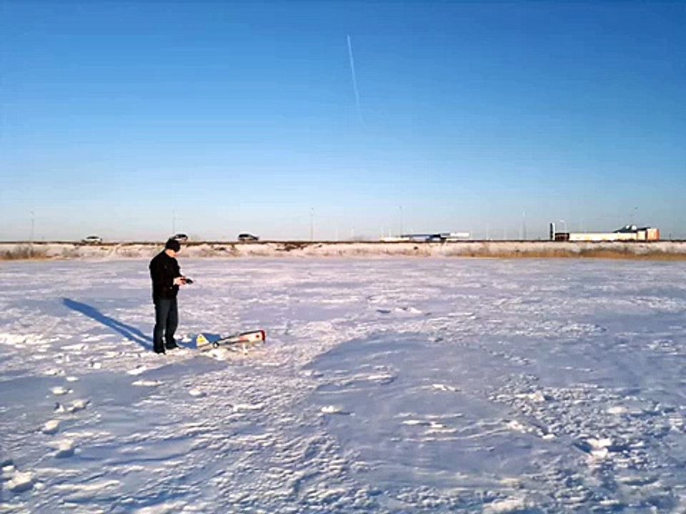 Авиамодель Р-47 на лыжах
